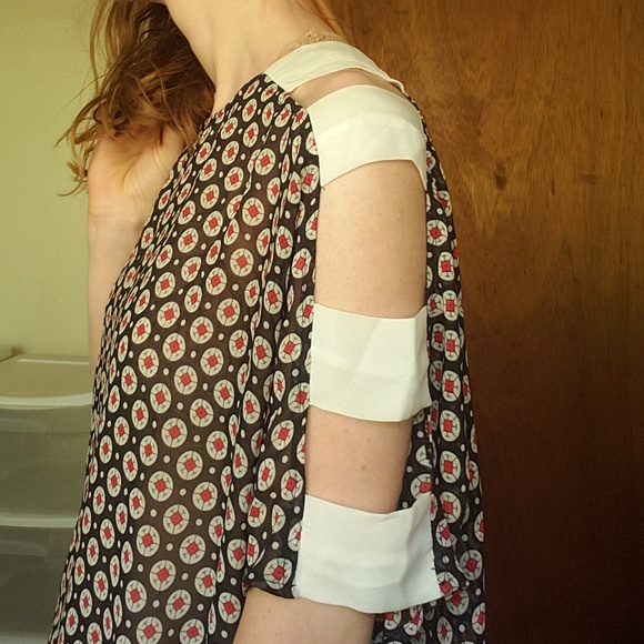 Cutout shoulder top - Picture 2 of 4